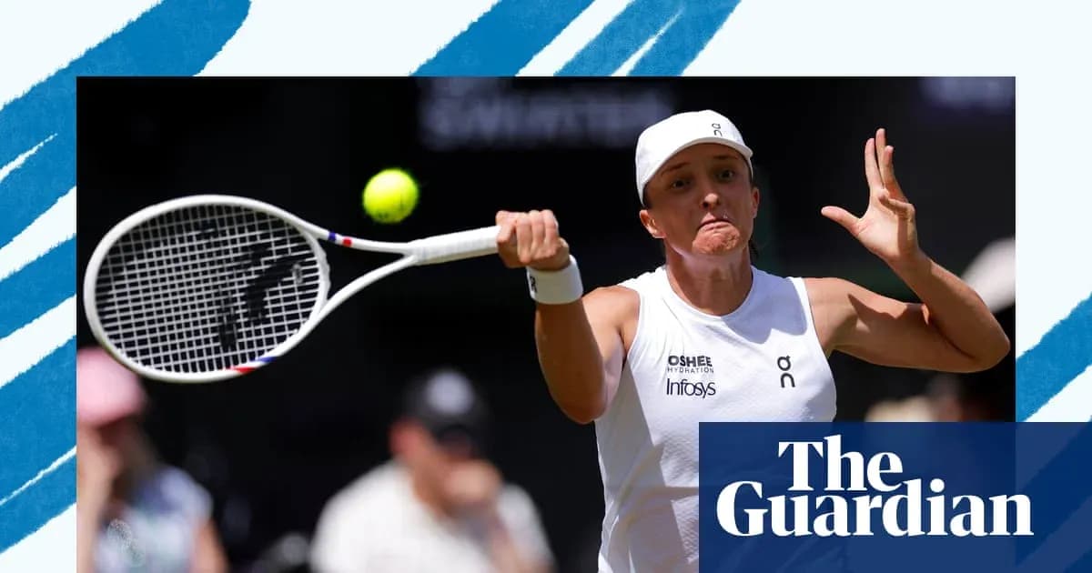 Jugadora de tenis golpeando la pelota en un partido Jugadora de tenis golpeando la pelota en un partido