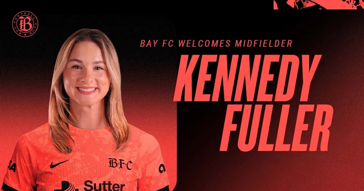 Kennedy Fuller en uniforme de Bay FC sonriendo Kennedy Fuller en uniforme de Bay FC sonriendo