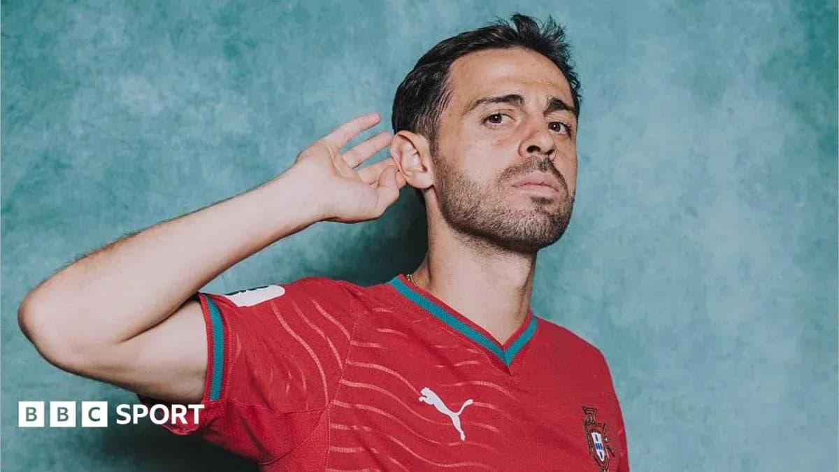Jugador de fútbol posando en camiseta de Portugal Jugador de fútbol posando en camiseta de Portugal