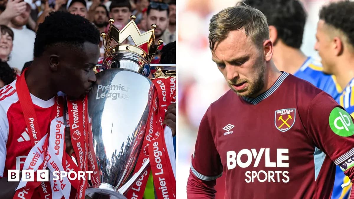 Jugador sosteniendo trofeo de Premier League, otro luciendo preocupado Jugador sosteniendo trofeo de Premier League, otro luciendo preocupado