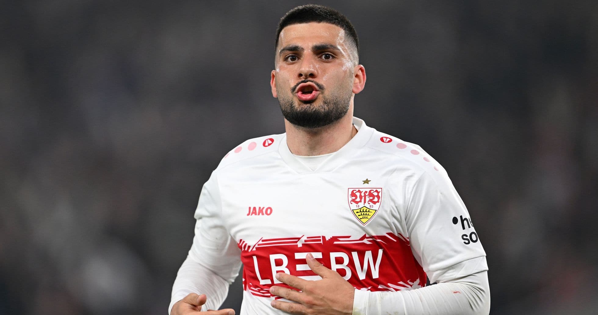 Jugador de Stuttgart durante un partido de fútbol Jugador de Stuttgart durante un partido de fútbol