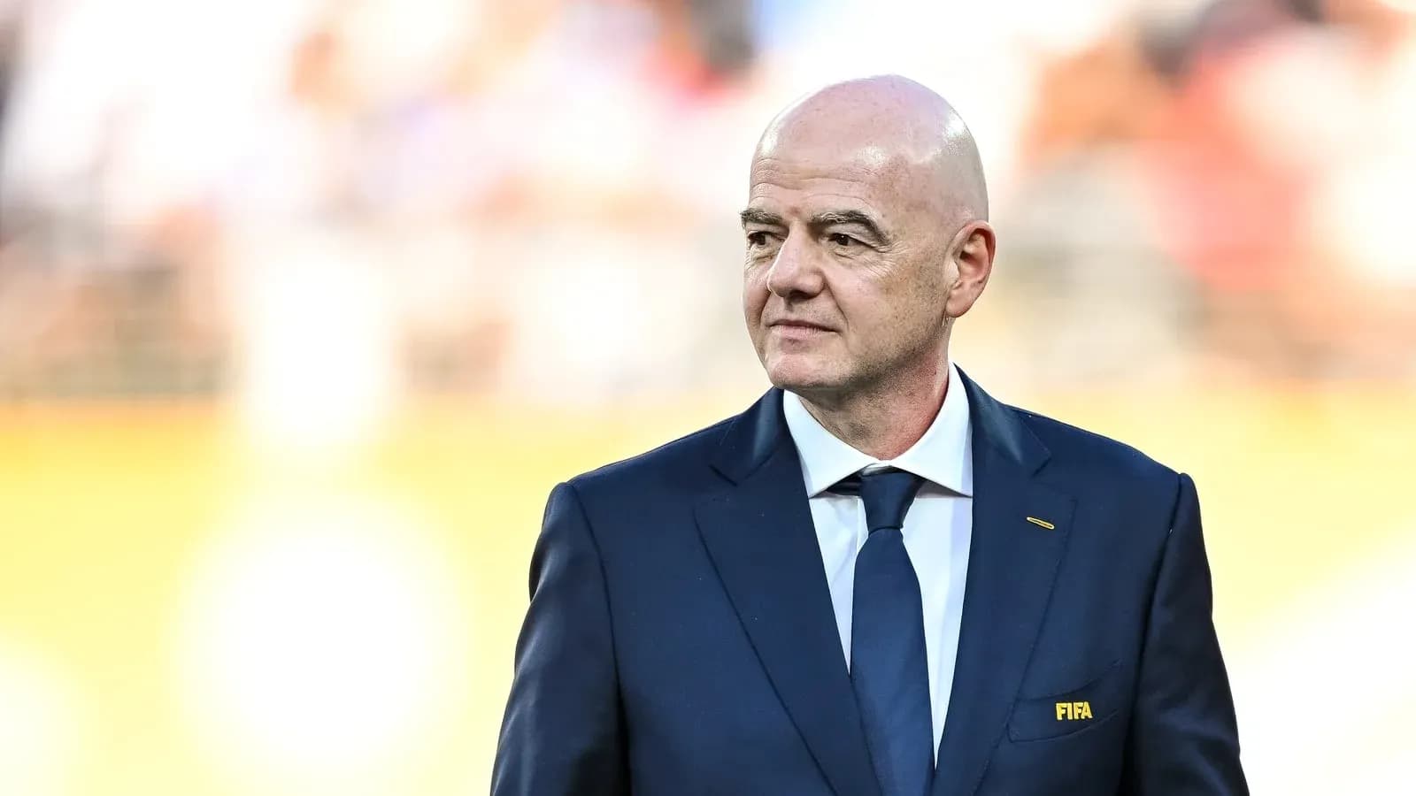 Hombre con traje de FIFA en evento deportivo Hombre con traje de FIFA en evento deportivo