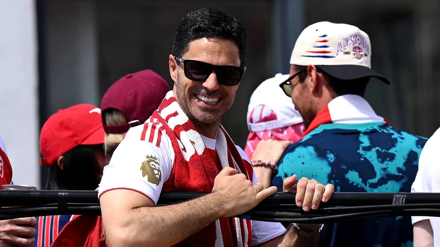 Hombre sonriente con bufanda en evento deportivo Hombre sonriente con bufanda en evento deportivo