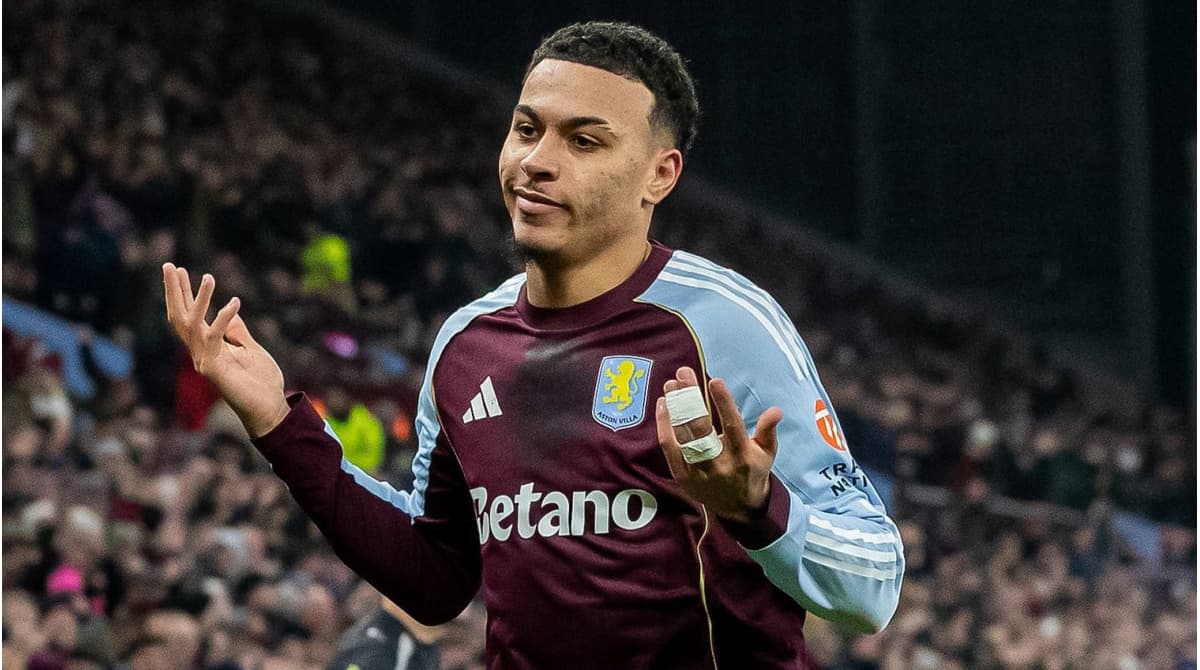 Jugador de Aston Villa con gesto de incredulidad Jugador de Aston Villa con gesto de incredulidad