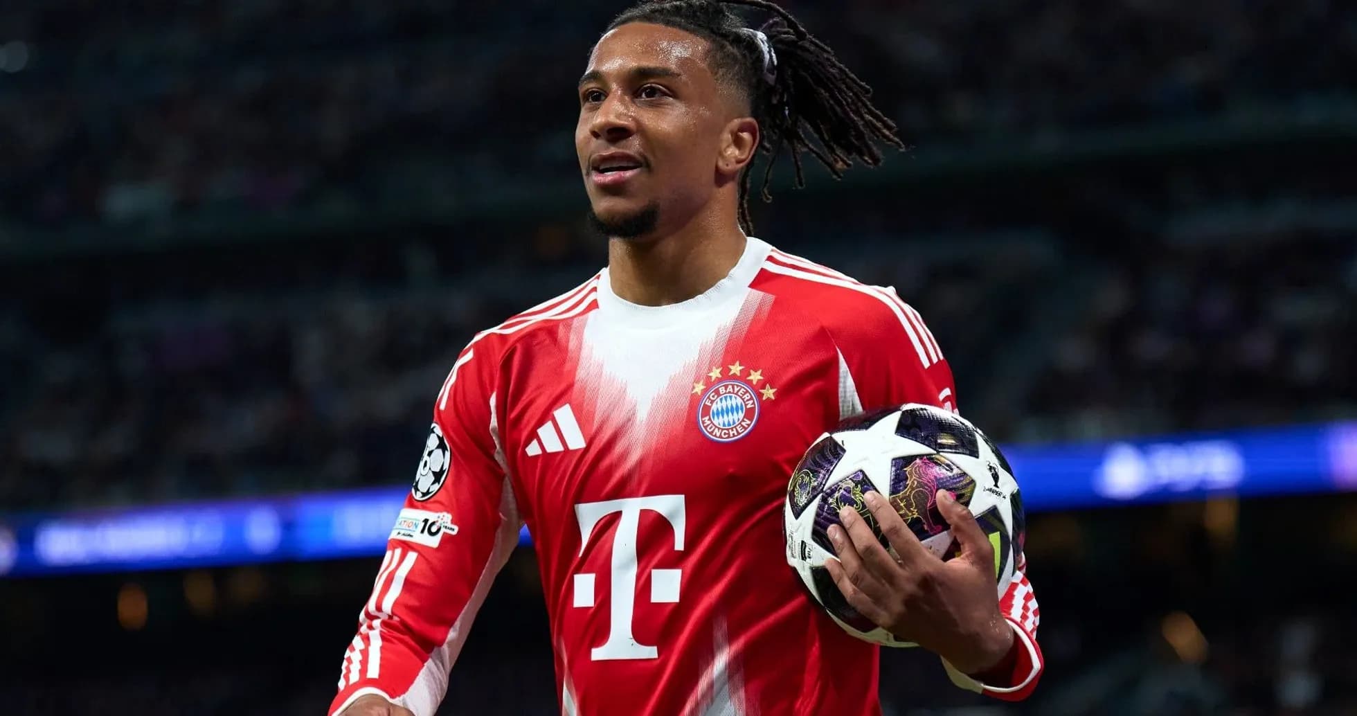 Jugador de Bayern Munich sosteniendo balón de fútbol Jugador de Bayern Munich sosteniendo balón de fútbol
