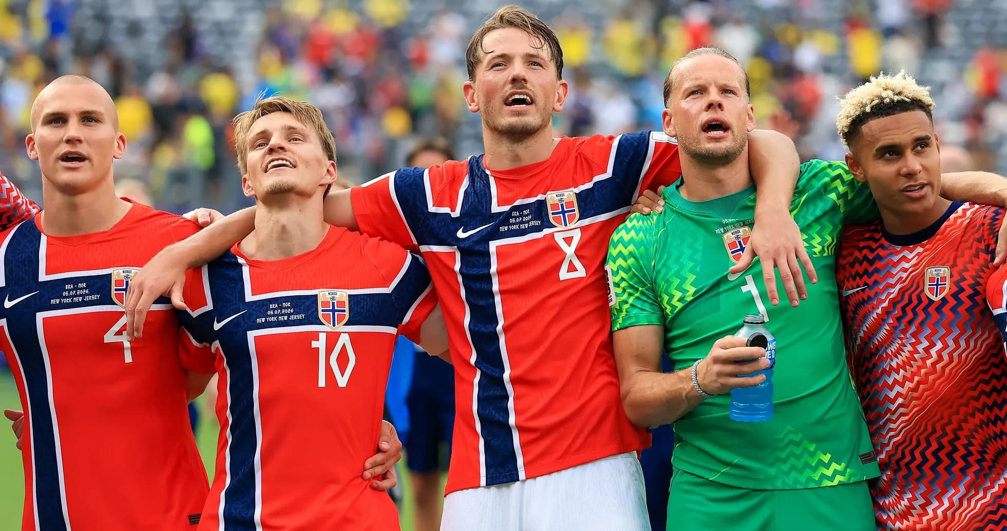 Jugadores de Noruega celebrando en el campo Jugadores de Noruega celebrando en el campo