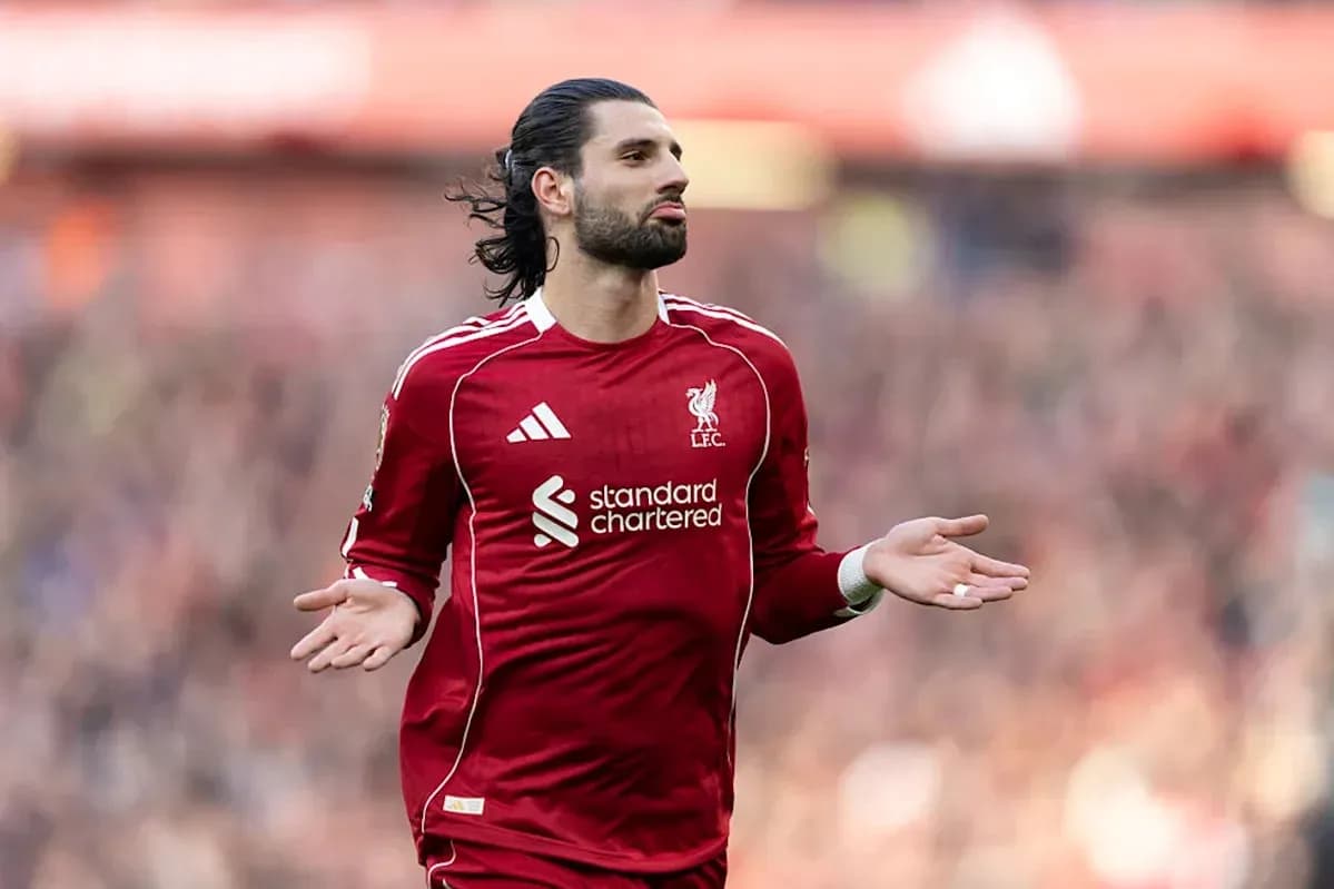 Jugador de Liverpool mostrando gestos durante el partido Jugador de Liverpool mostrando gestos durante el partido