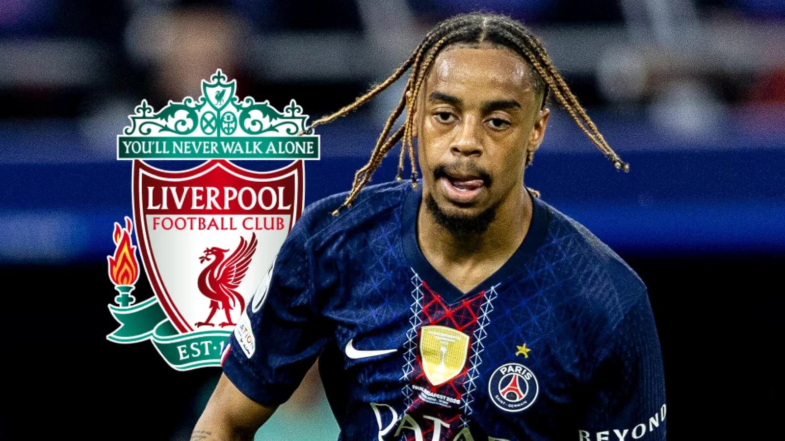 Jugador de PSG corriendo con logo de Liverpool en fondo Jugador de PSG corriendo con logo de Liverpool en fondo
