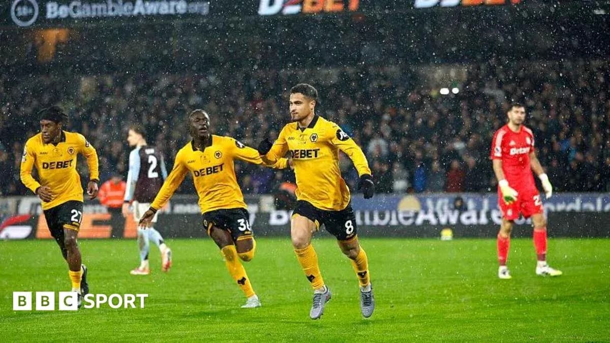 Jugador celebrando un gol bajo la lluvia Jugador celebrando un gol bajo la lluvia