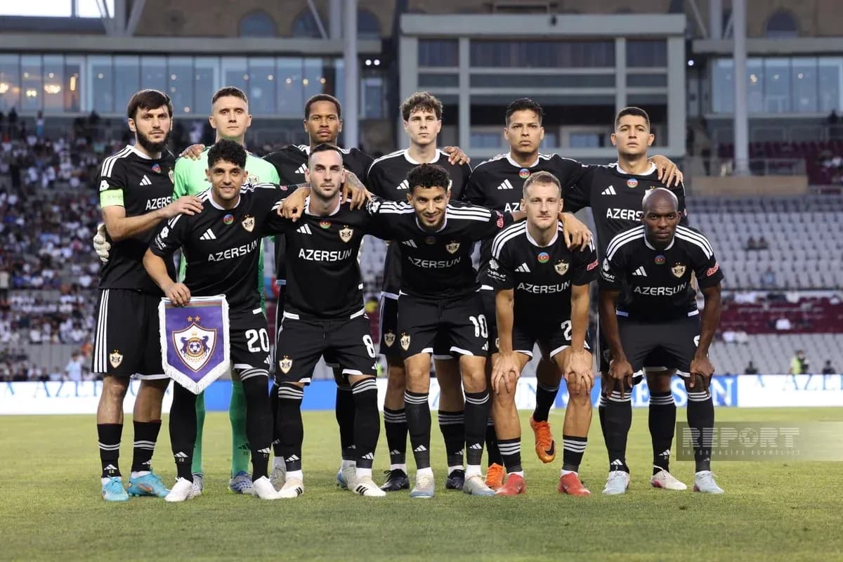 Equipo de Qarabağ posando antes del partido Equipo de Qarabağ posando antes del partido