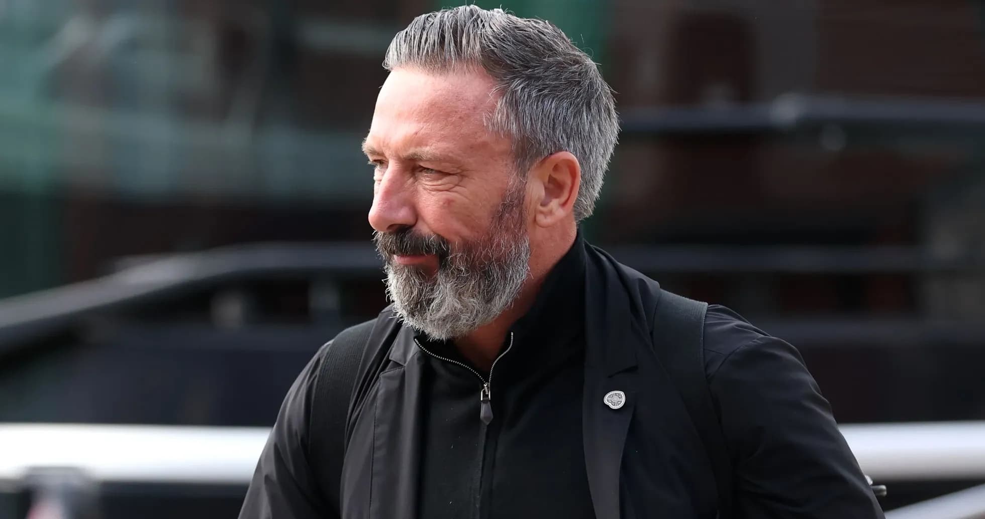 Hombre con barba y cabello gris caminando hacia adelante Hombre con barba y cabello gris caminando hacia adelante