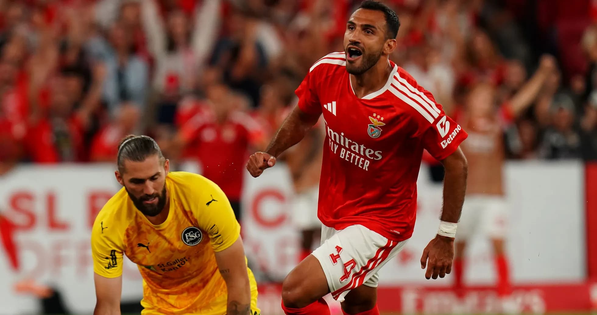 Jugador de Benfica celebrando un gol frente al portero Jugador de Benfica celebrando un gol frente al portero