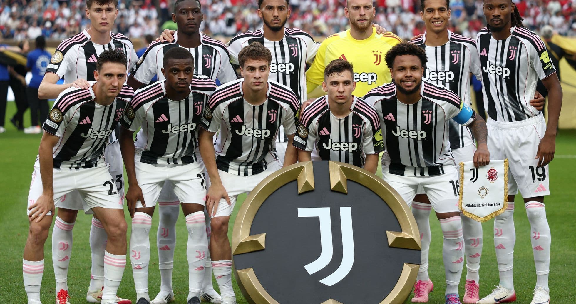 Jugadores de Juventus posando con trofeo en Philadelphia Jugadores de Juventus posando con trofeo en Philadelphia