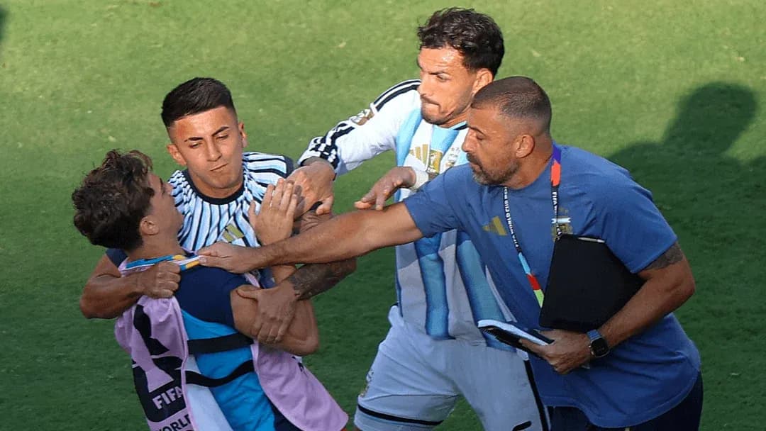 Jugadores y entrenador separando a jugadores en conflicto Jugadores y entrenador separando a jugadores en conflicto