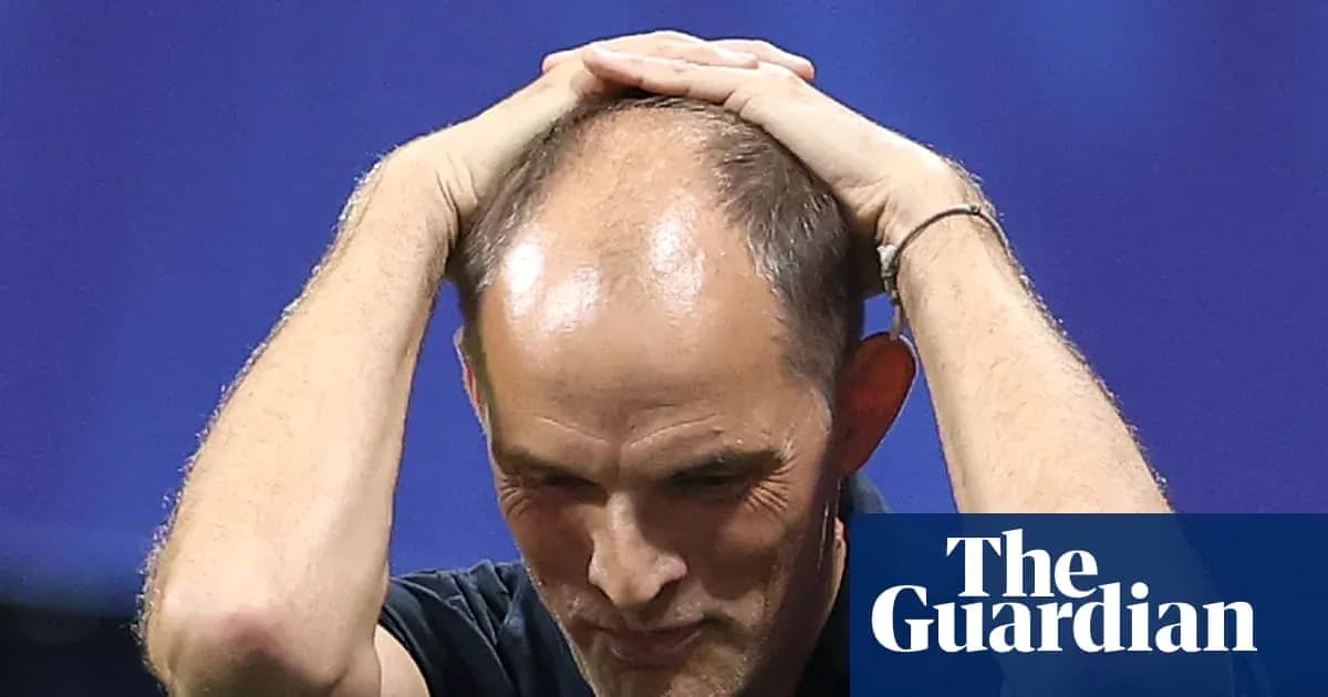 Entrenador con las manos en la cabeza durante el partido Entrenador con las manos en la cabeza durante el partido