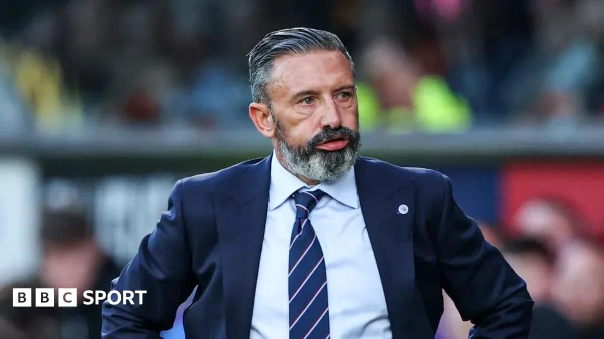 Entrenador en el banquillo durante el partido Entrenador en el banquillo durante el partido