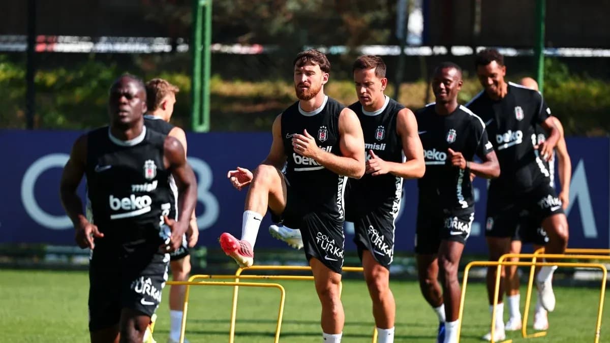 Jugadores de Beşiktaş entrenando en el campo Jugadores de Beşiktaş entrenando en el campo