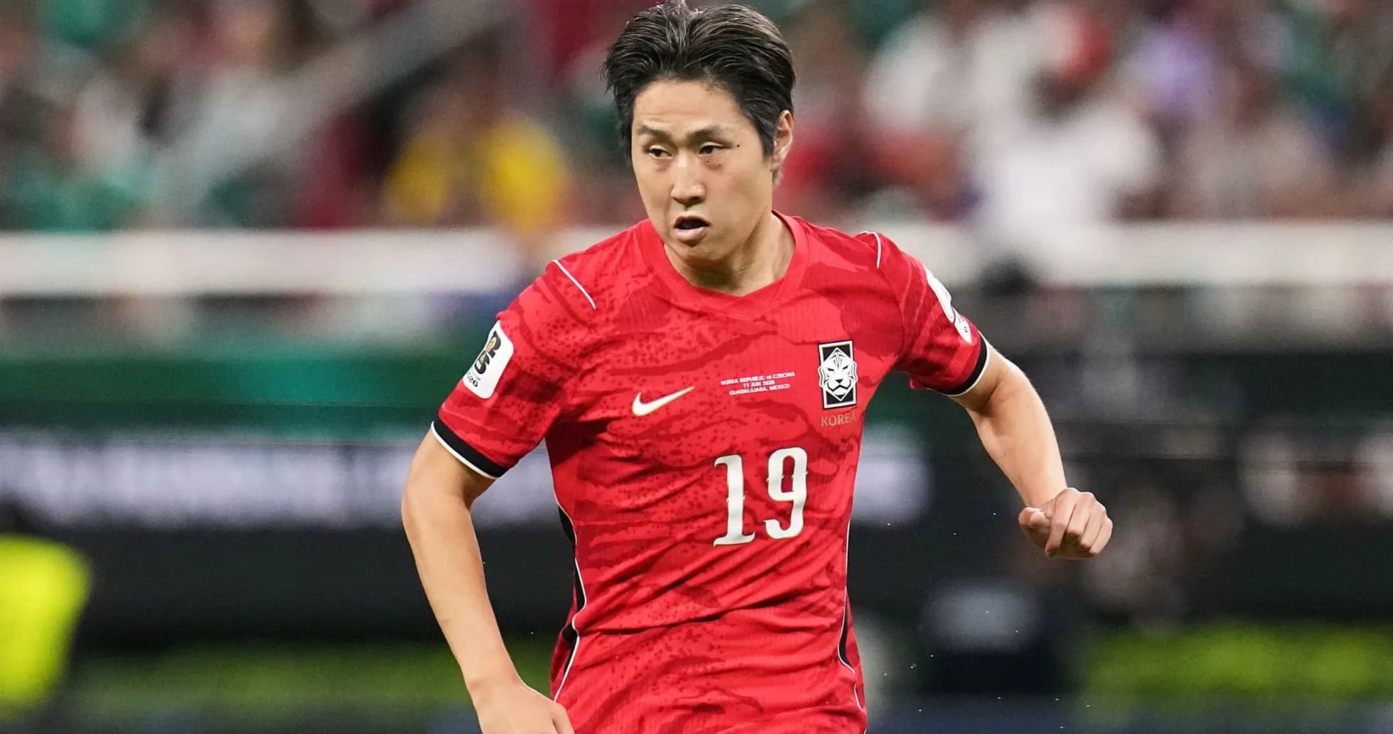 Jugador de Corea del Sur corriendo durante un partido Jugador de Corea del Sur corriendo durante un partido