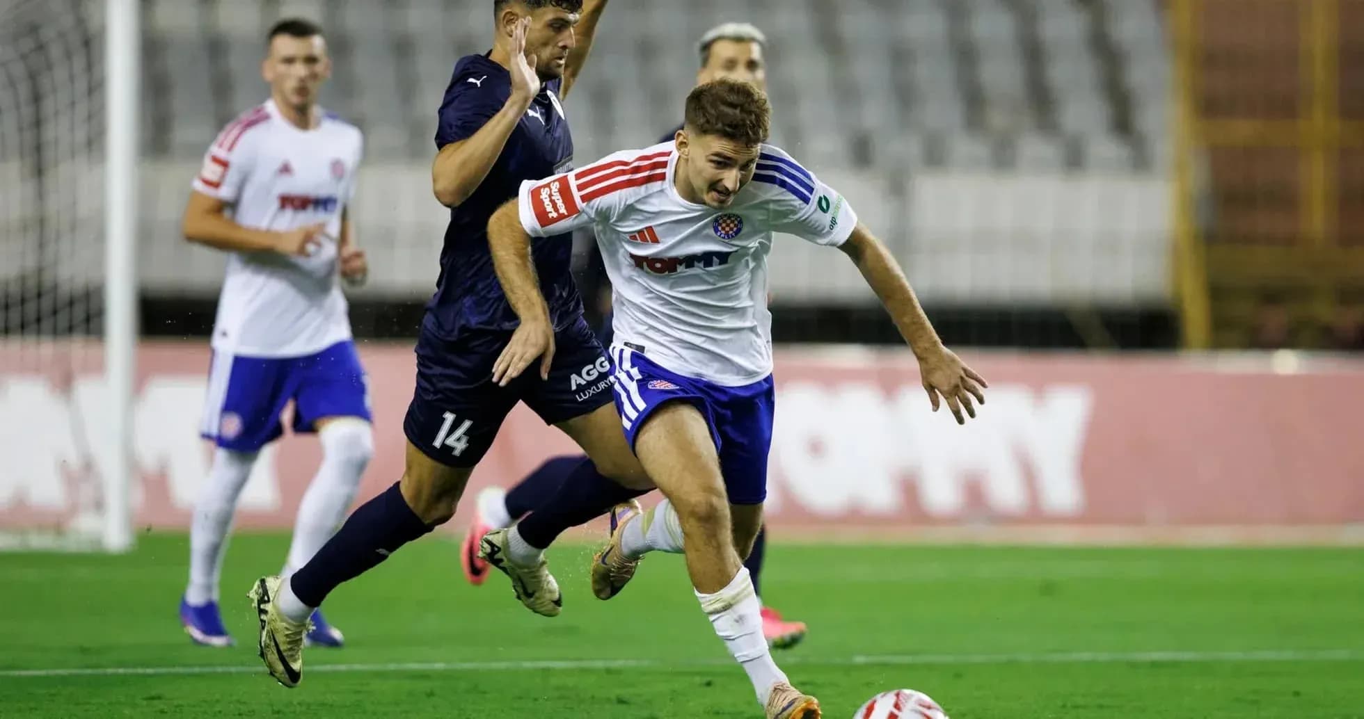 Jugadores de Pafos y Hajduk Split en acción Jugadores de Pafos y Hajduk Split en acción