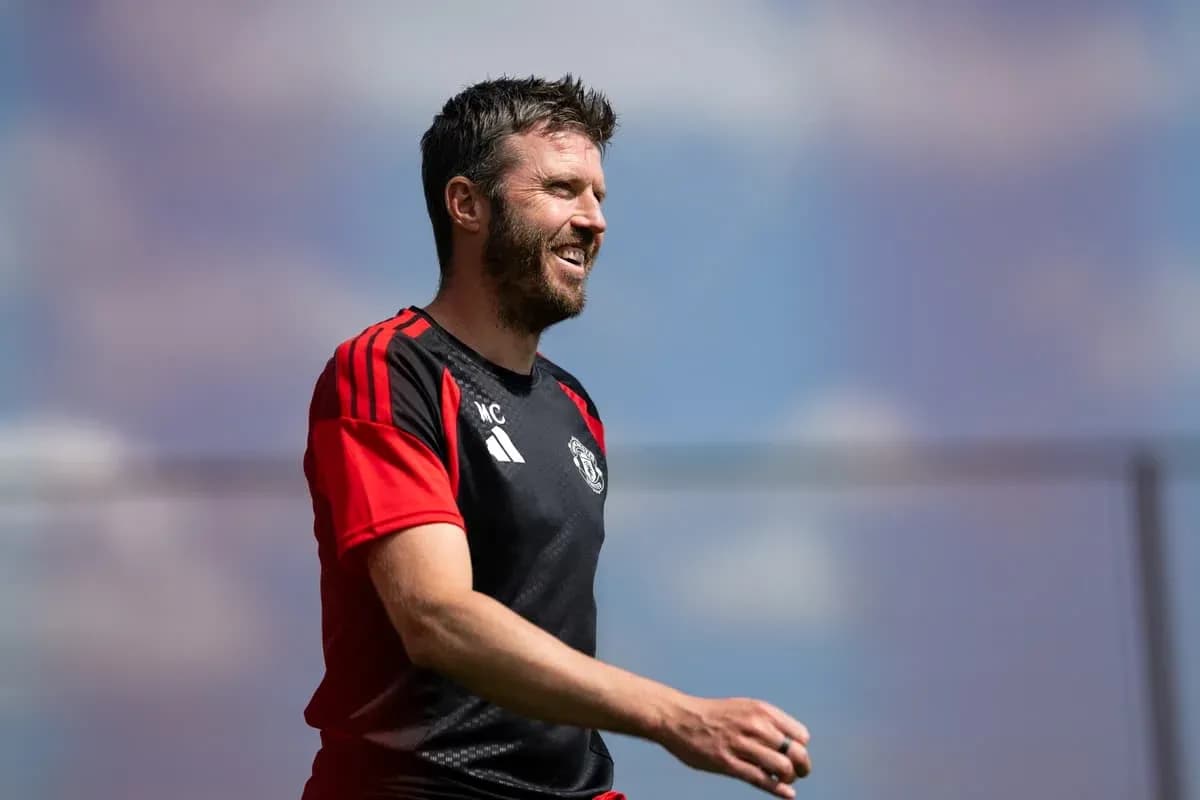 Entrenador sonriente en sesión de entrenamiento Entrenador sonriente en sesión de entrenamiento