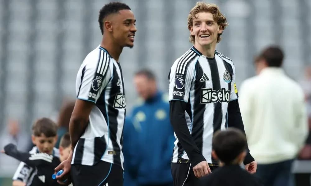 Jugadores de Newcastle riendo en el campo Jugadores de Newcastle riendo en el campo