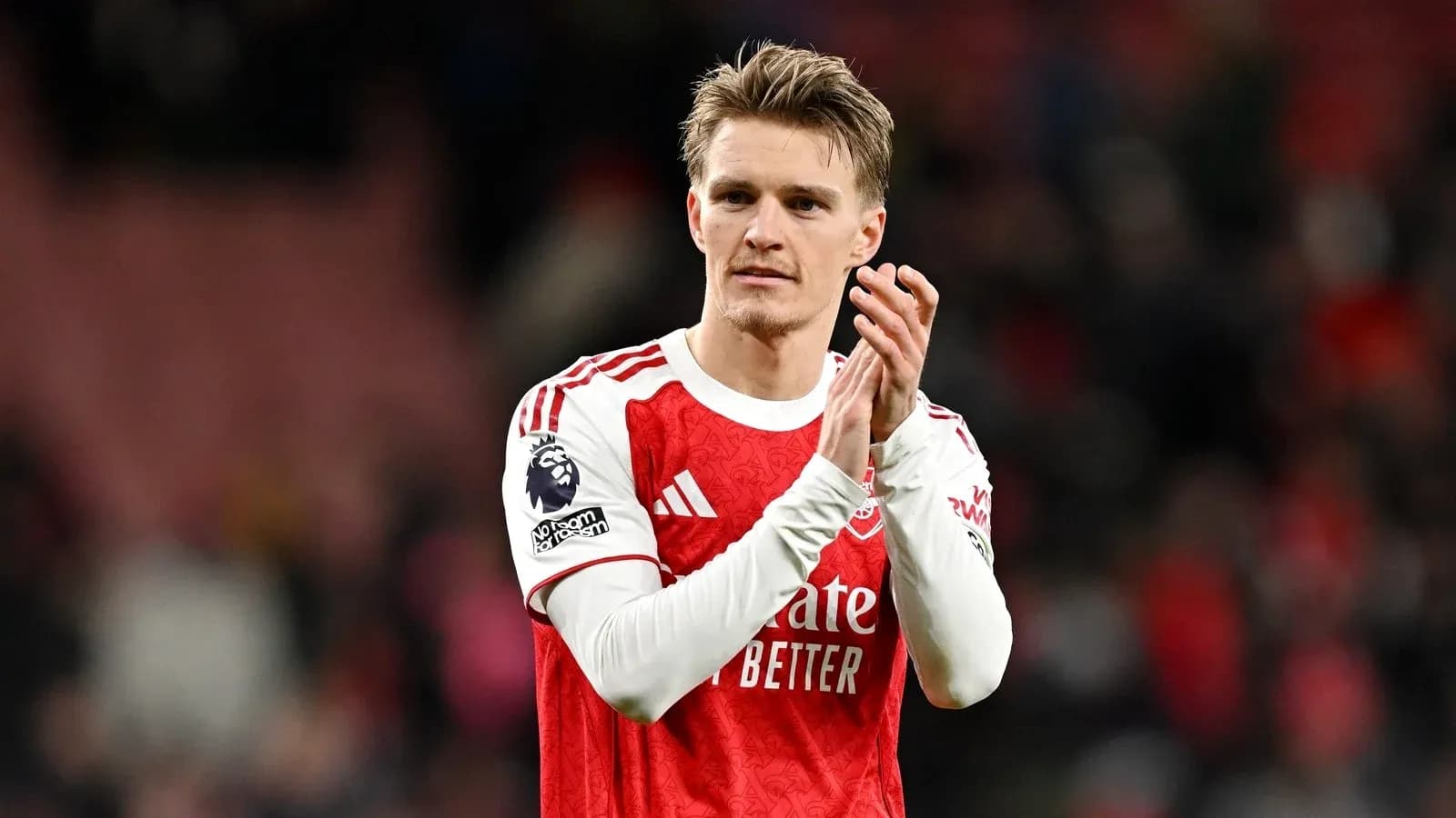 Jugador de Arsenal aplaudiendo al público Jugador de Arsenal aplaudiendo al público