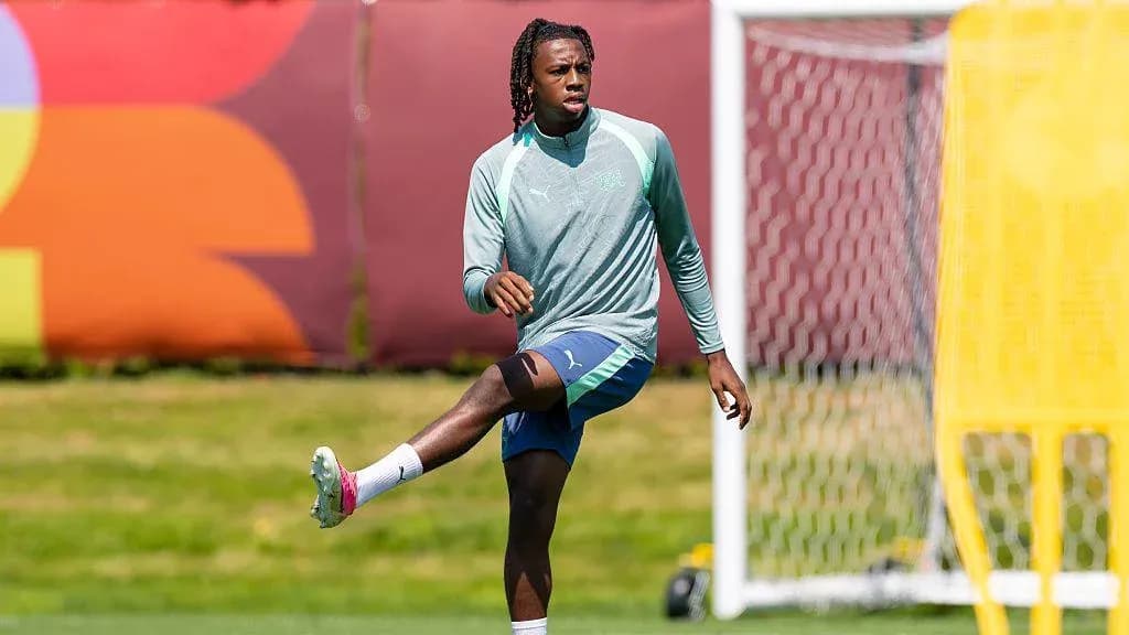 Jugador estirando en sesión de entrenamiento Jugador estirando en sesión de entrenamiento