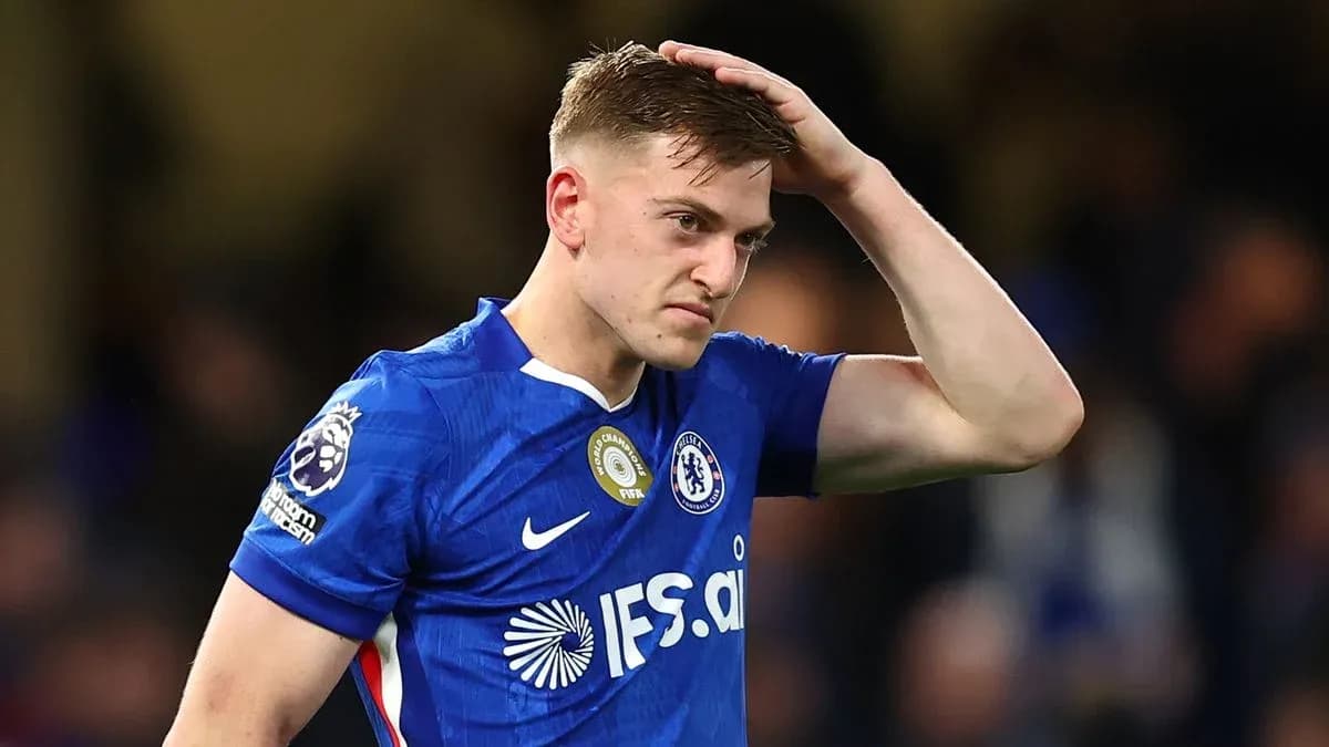 Jugador de Chelsea con camiseta azul tocándose la cabeza Jugador de Chelsea con camiseta azul tocándose la cabeza