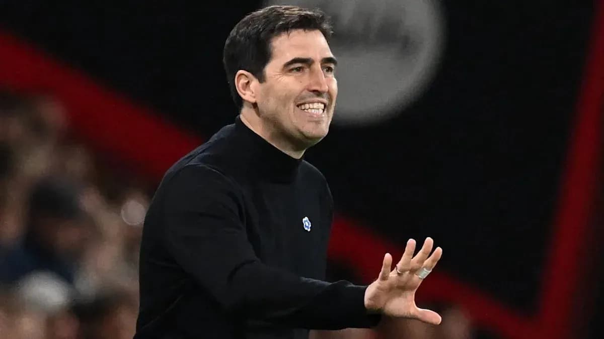 Entrenador dirigiendo al equipo desde la línea de banda Entrenador dirigiendo al equipo desde la línea de banda