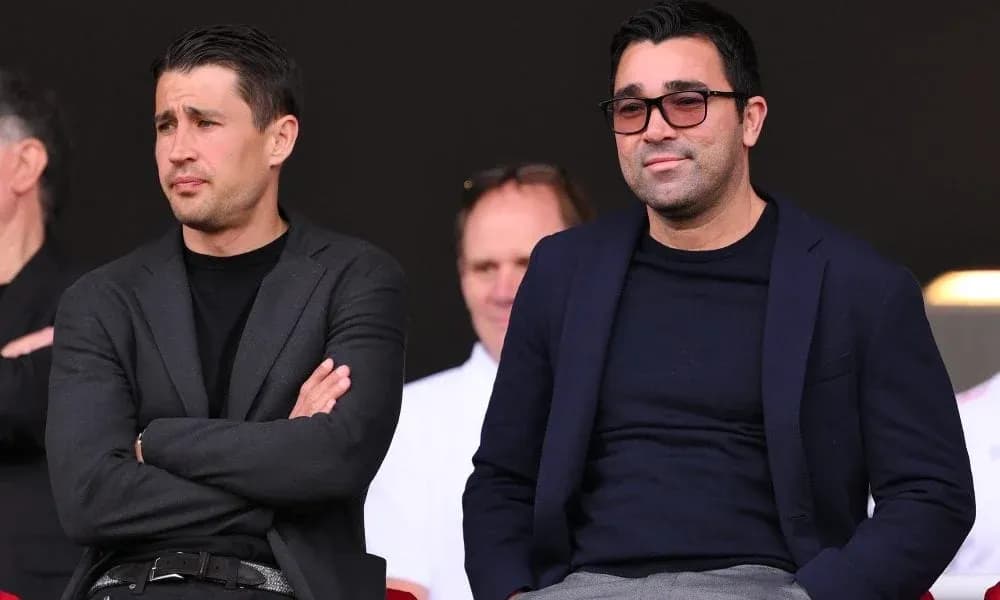 Dos hombres en un evento deportivo observando Dos hombres en un evento deportivo observando