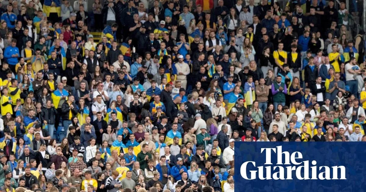 Aficionados animando en un estadio durante un partido Aficionados animando en un estadio durante un partido