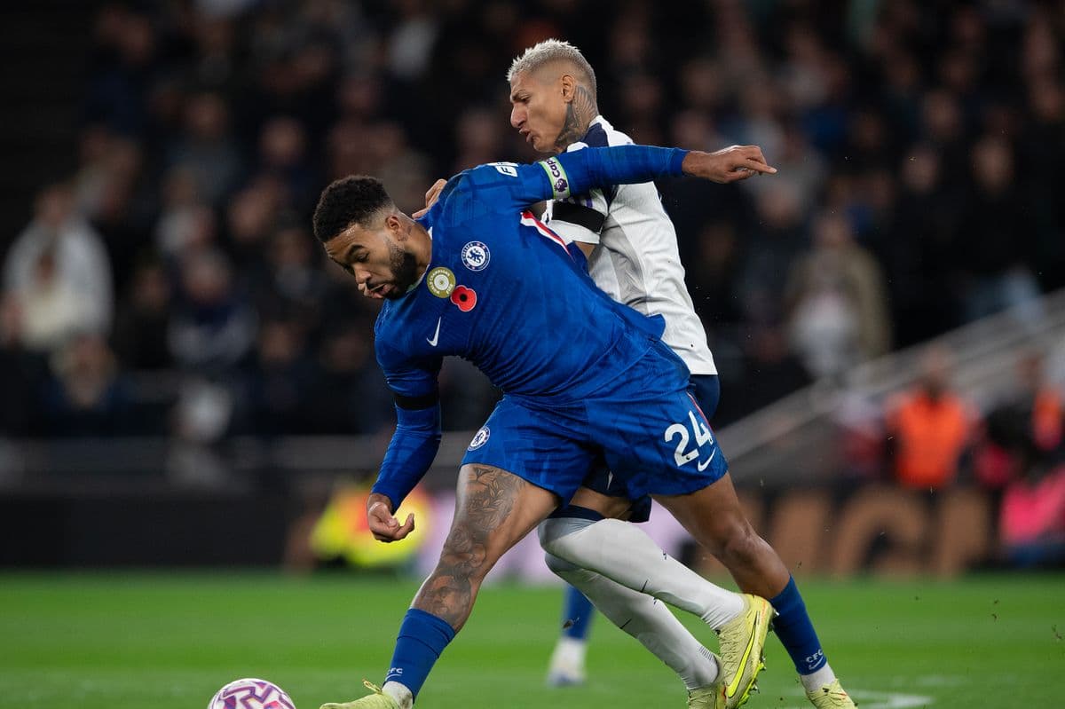Jugador de Chelsea compitiendo con jugador de Tottenham Jugador de Chelsea compitiendo con jugador de Tottenham