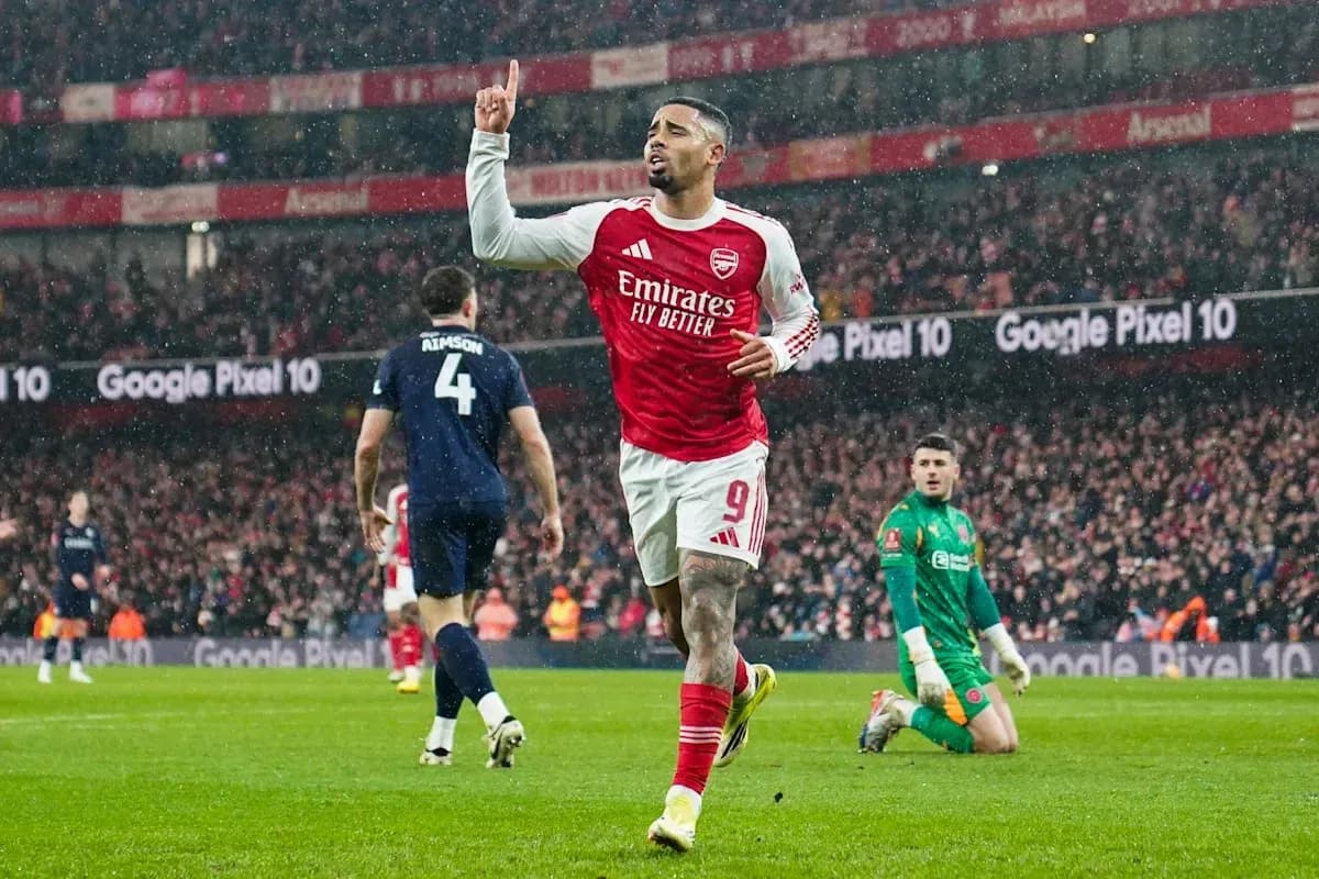 Jugador de Arsenal celebrando un gol en el estadio Jugador de Arsenal celebrando un gol en el estadio