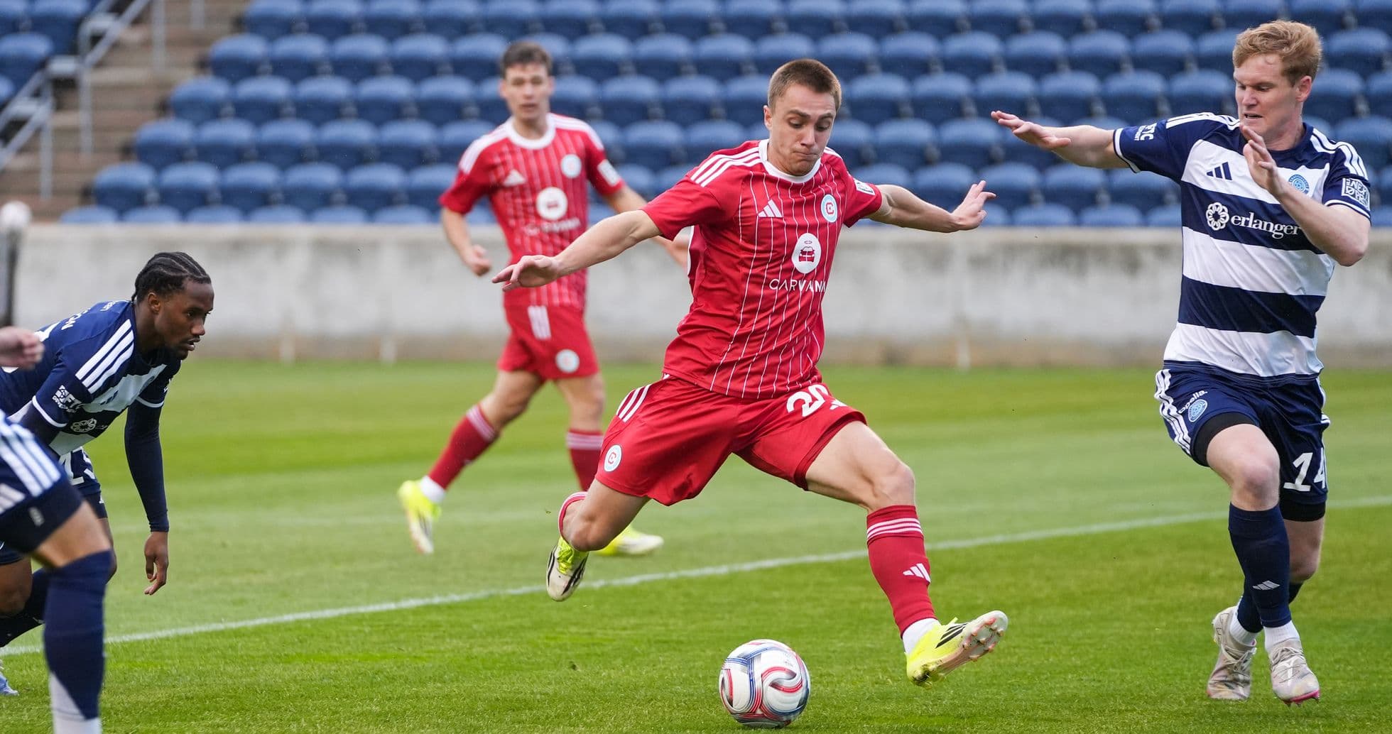 Jugador de Chattanooga driblando a rival de Chicago Fire II Jugador de Chattanooga driblando a rival de Chicago Fire II
