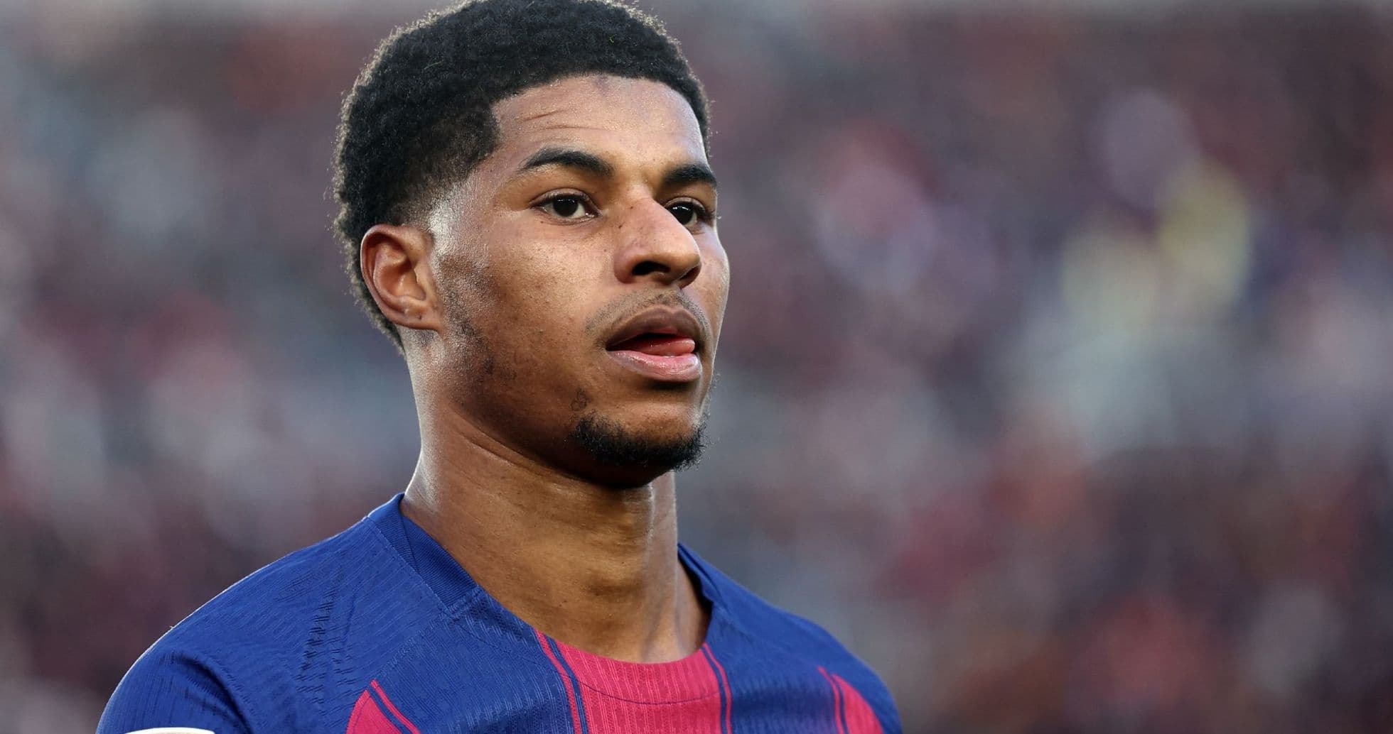 Jugador de fútbol con camiseta del Barcelona en el campo Jugador de fútbol con camiseta del Barcelona en el campo