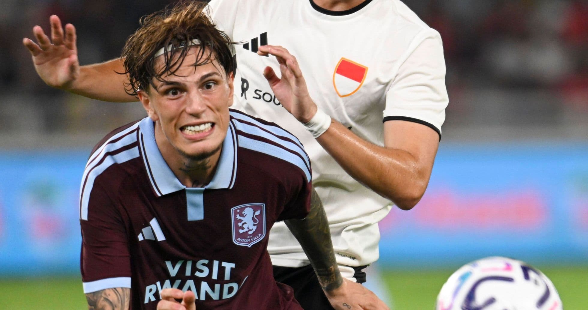 Jugador de Aston Villa siendo derribado durante el partido Jugador de Aston Villa siendo derribado durante el partido