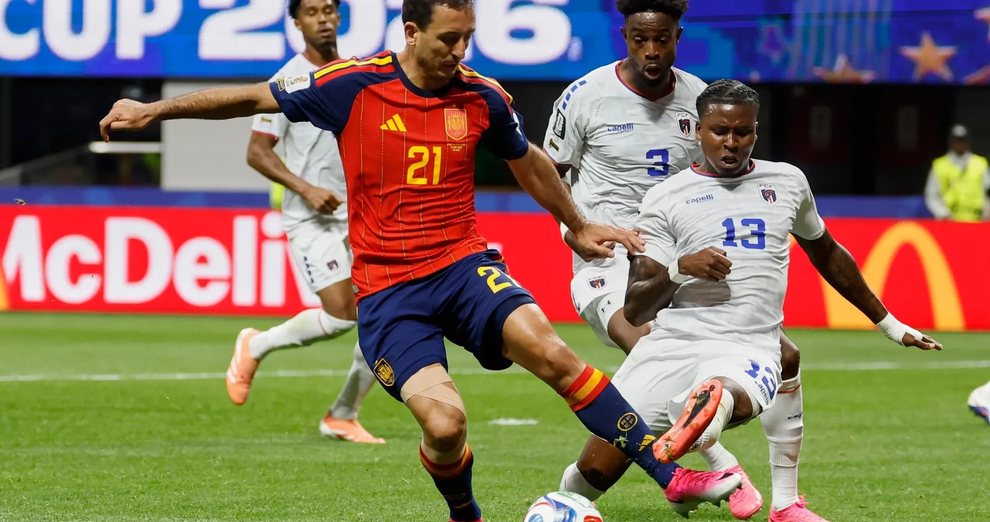 Jugador de España chutando el balón contra Cape Verde Jugador de España chutando el balón contra Cape Verde