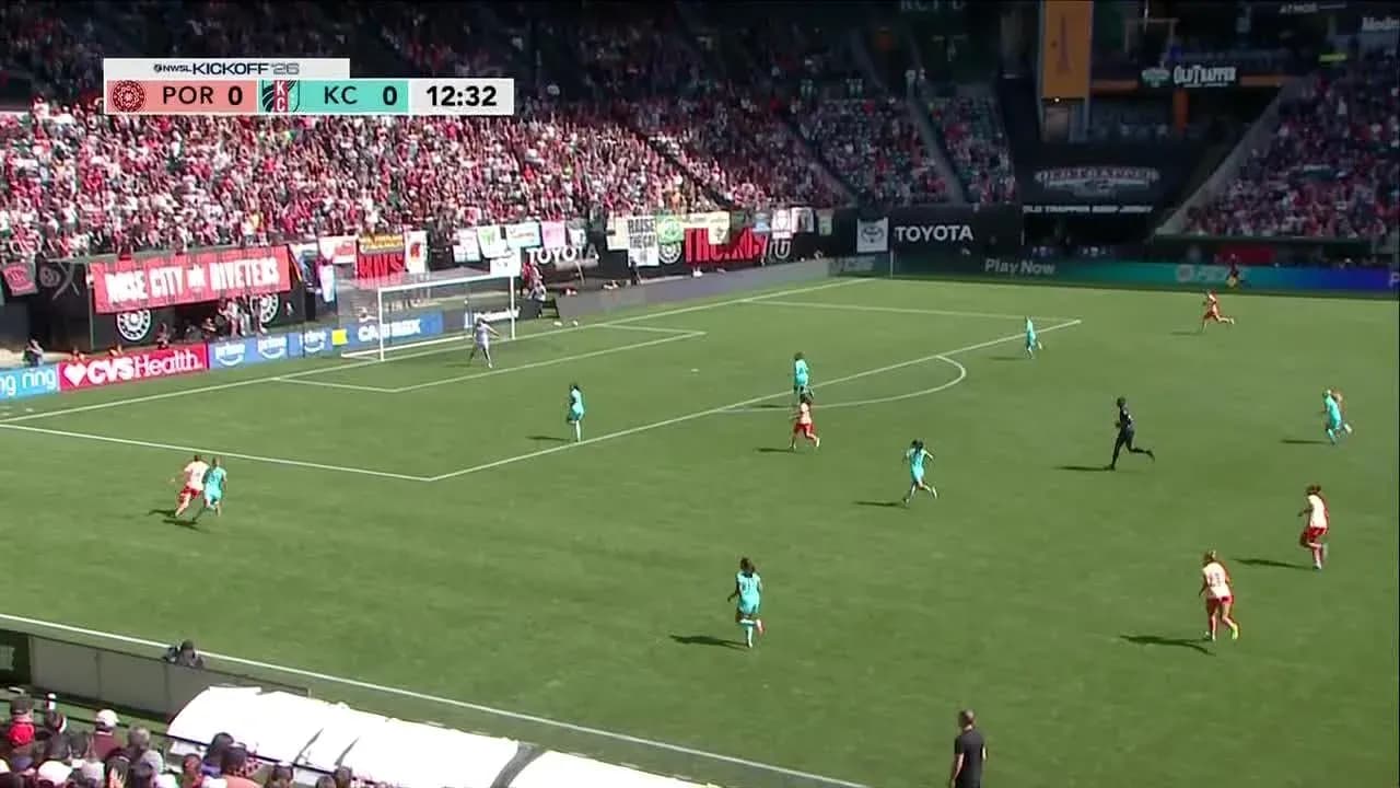 Jugadoras compitiendo en el partido NWSL Jugadoras compitiendo en el partido NWSL