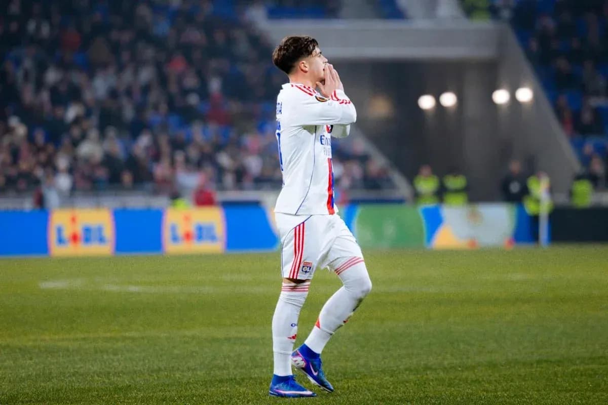 Jugador de Lyon llamando a sus compañeros en el campo Jugador de Lyon llamando a sus compañeros en el campo