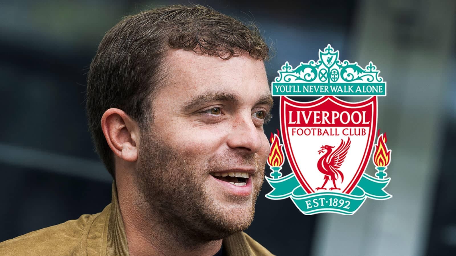Persona sonriendo junto al logo de Liverpool FC Persona sonriendo junto al logo de Liverpool FC