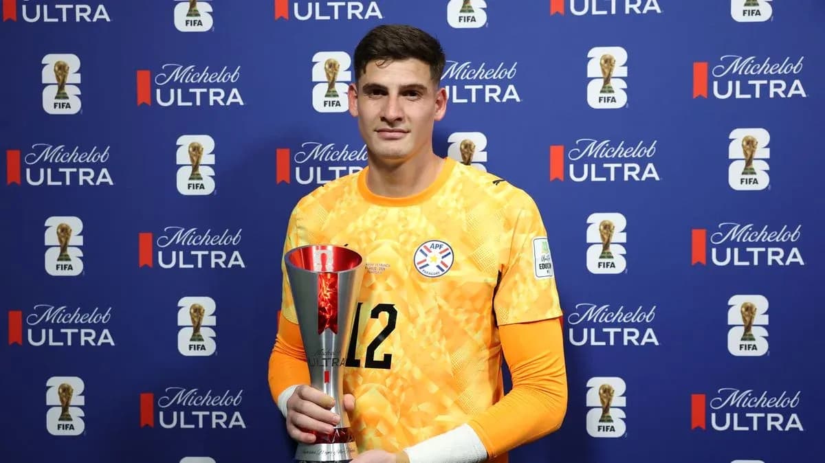 Portero sosteniendo trofeo en evento de FIFA Portero sosteniendo trofeo en evento de FIFA