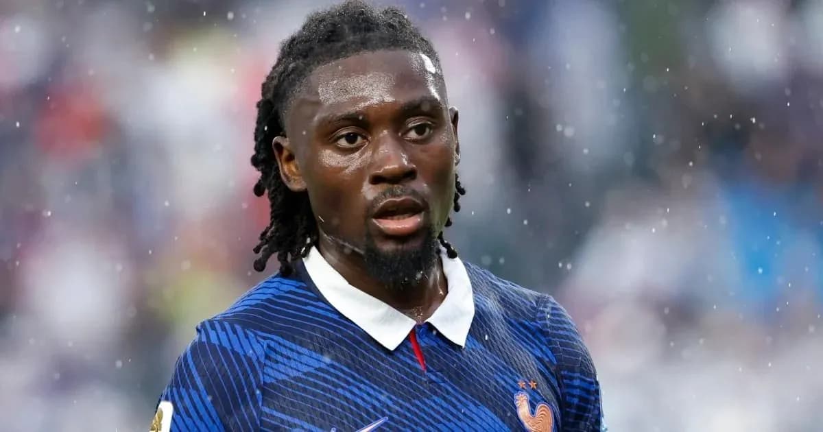 Jugador de Francia con camiseta azul en lluvia Jugador de Francia con camiseta azul en lluvia