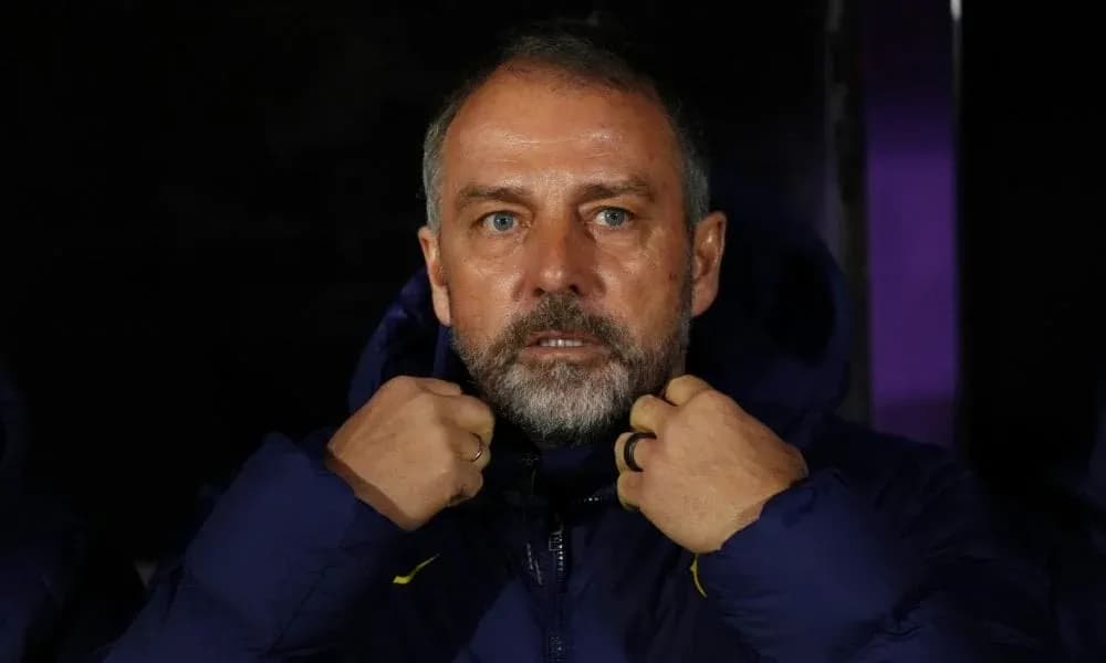 Entrenador ajustando su abrigo en el banquillo Entrenador ajustando su abrigo en el banquillo