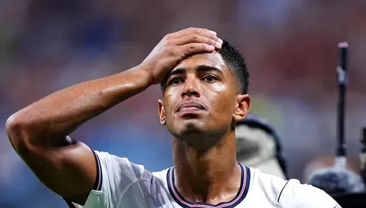Jugador con mano en la frente durante el partido Jugador con mano en la frente durante el partido