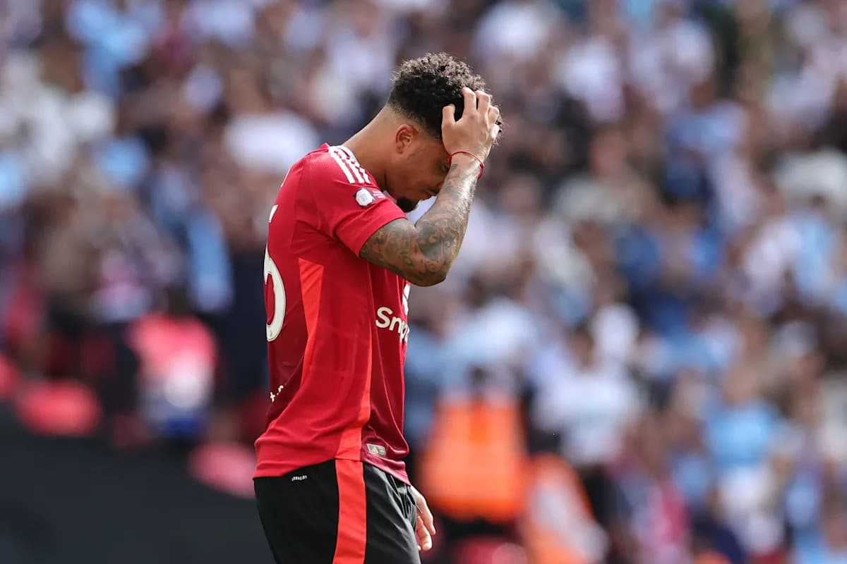 Jugador con camiseta roja se toma la cabeza en el campo Jugador con camiseta roja se toma la cabeza en el campo