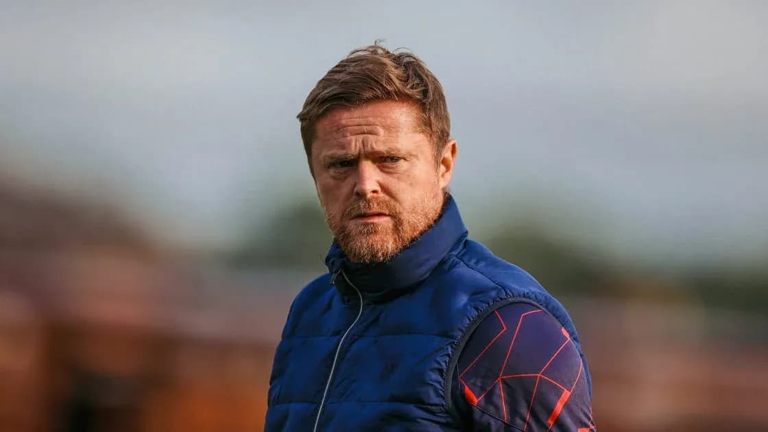 Entrenador observando durante la práctica del equipo Entrenador observando durante la práctica del equipo