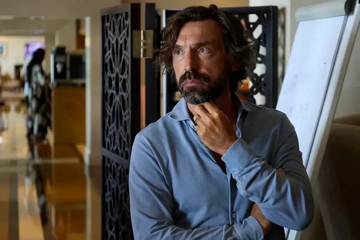 Hombre pensativo en un ambiente interior elegante Hombre pensativo en un ambiente interior elegante