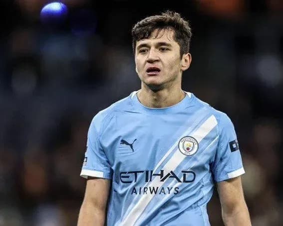 Jugador de Manchester City en uniforme azul durante partido Jugador de Manchester City en uniforme azul durante partido