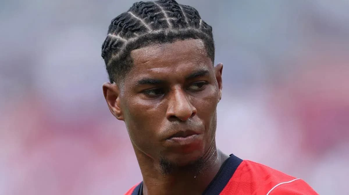Jugador con trenzas en campo de fútbol Jugador con trenzas en campo de fútbol