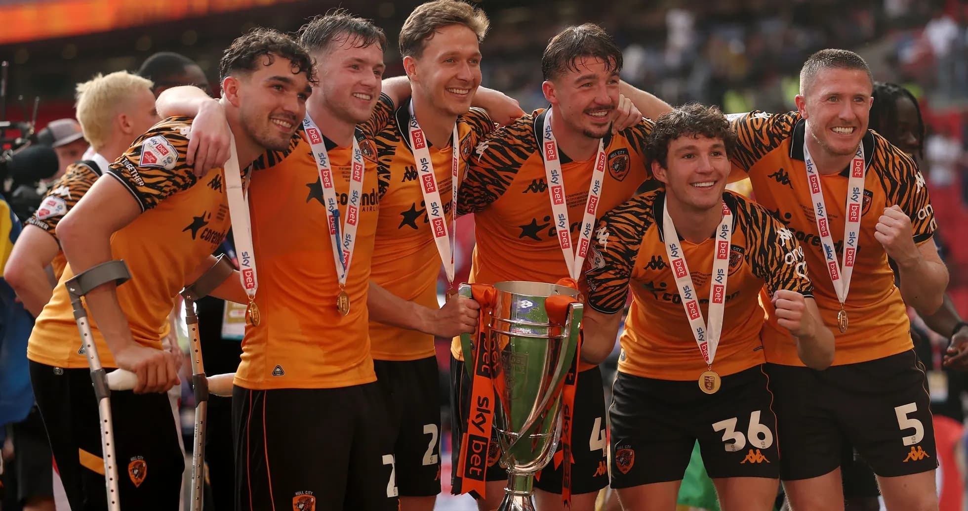 Jugadores de Hull City celebrando con trofeo Jugadores de Hull City celebrando con trofeo